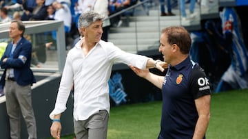 SAN SEBASTIÁN, 12/04/2025.- El entrenador Mallorca Jagoba Arrasate (d) saluda al entrenador de la Real Sociedad, Imanol Alguacil (i), antes del comienzo del partido de LaLiga entre Real Sociedad y Mallorca celebrado, este sábado, en el Anoeta, en San Sebastián. EFE/ Javier Etxezarreta