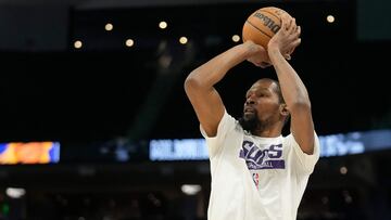 MILWAUKEE, WISCONSIN - FEBRUARY 26: Kevin Durant #35 of the Phoenix Suns warms up before a game against the Milwaukee Bucks at Fiserv Forum on February 26, 2023 in Milwaukee, Wisconsin. NOTE TO USER: User expressly acknowledges and agrees that, by downloading and or using this photograph, user is consenting to the terms and conditions of the Getty Images License Agreement. Patrick McDermott/Getty Images/AFP (Photo by Patrick McDermott / GETTY IMAGES NORTH AMERICA / Getty Images via AFP)