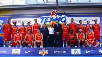 GRA347. MADRID, 28/07/2017.- Los jugadores de la selección española de baloncesto posan con el entrenador, Sergio Scariolo (c), el presidente de la Federación Española de Baloncesto (FEB), Jorge Garbajosa (c-d), y el presidente del Consejo Superior de Deportes (CSD), José Ramón Lete (c-i), durante la presentación oficial del combinado nacional celebrada esta tarde en Madrid. EFE/J.P. GANDUL