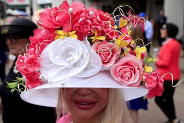 Un año más la carrera de caballos más famosa de Estados Unidos, se convierte en una pasarela de sombreros y pamelas cada cual más extravagante y divertido.