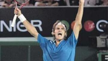 <b>AYER Y HOY. </b>Ni el tiempo ni Federer perdonan a Andre Agassi.