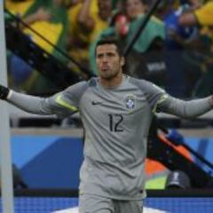 El portero Julio César, de villano a héroe cuatro años después