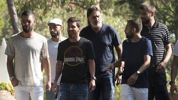 El Bar&ccedil;a tuvo comida de confraternizaci&oacute;n en Gav&aacute; ayer al mediod&iacute;a. Messi apareci&oacute; bien escoltado por Pepe Costa (team manager del Bar&ccedil;a), Arda Turan, Mascherano, Gerard Piqu&eacute; y Jordi Alba.