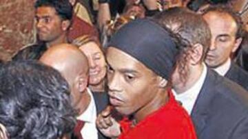<b>EXPECTACIÓN. </b>Ronaldinho fue uno de los más solicitados al llegar al hotel Intercontinental.