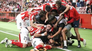 18-09-23. LOS JUGADORES DEL SPORTING CELEBRAN EL GOL DE INSUA QUE SIGNIFICÓ EL TRIUNFO SOBRE EL TENERIFE EN LOS ÚLTIMOS MINUTOS.