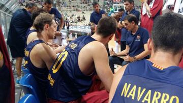 Bartzokas da instrucciones.