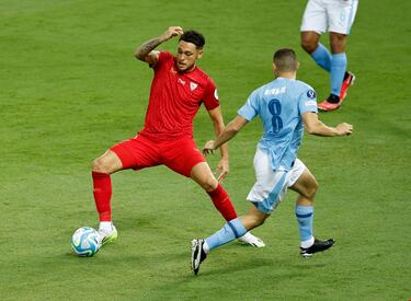 Lucas Ocampos, con el balón controlado, intenta zafarse de Mateo Kovacic.