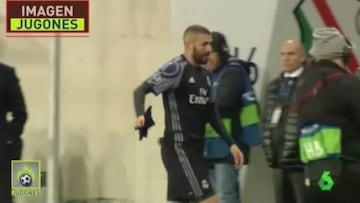 Enfado de Benzema por el cambio: tiró hasta los guantes