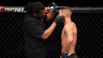 El árbitro revisa el ojo de Jeremy Stephens durante el UFC de Ciudad de México.