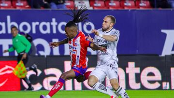 Jhon Murillo (L) of San Luis fights f the ball with Alejandro Manuel Mayorga (R) of Necaxa during the 3rd round match between Atletico San Luis and Necaxa as part of the Liga BBVA MX, Torneo Clausura 2025 at Alfonso Lastras Stadium, on January 24, 2025 in San Luis Potosi, Mexico.