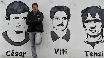 Esteban posa en la Ciudad Deportiva entre la imagen de dos ex del Oviedo: C&eacute;sar y Viti