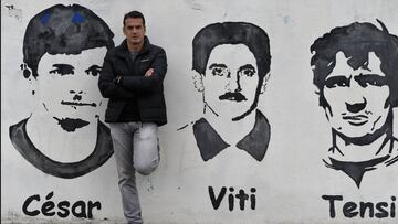 Esteban posa en la Ciudad Deportiva entre la imagen de dos ex del Oviedo: César y Viti