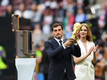 Iker Casillas y la modelo Natalia Vodianova llevaron la Copa del Mundo.