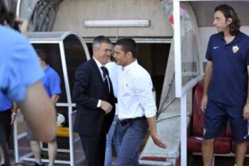 El entrenador del Almería Francisco Rodríguez saluda al técnico del Granada Lucas Alcaraz.