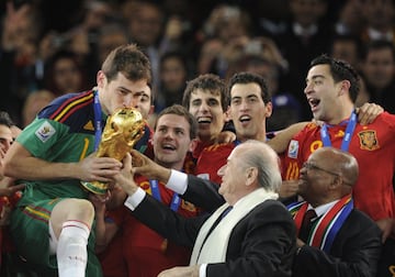 Iker Casillas levanta la ansiada Copa.