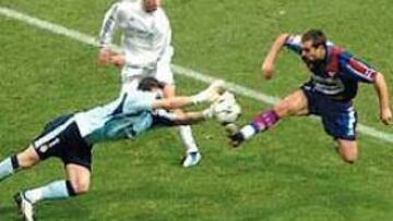 <b>IKER VOLVIÓ POR SUS FUEROS.</b> Casillas desbarata una de las ocasiones claras que tuvo anoche Saizar.