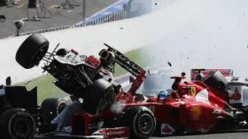 <b>UN SUSTO MAYÚSCULO. </b>El Lotus de Grosjean vuela sobre el Ferrari de Alonso en Spa.