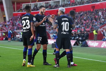 Correa es felicitado por Mario Hermoso y Reinildo Mandava tras anotar el gol al Almer¨ªa que adelant¨® al conjunto madrile?o.