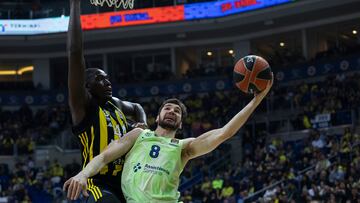 Jilson Bango, pívot del Fenerbahçe, trata de frenar a Darío Brizuela, escolta del Barcelona.