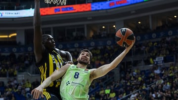 ISTANBUL (Turkey), 02/04/2025.- Fenerbahce's Jilson Bango (L) in action against Barcelona's Dario Brizuela (R) during the Euroleague basketball match between Fenerbahce and FC Barcelona Basquet in Istanbul, Turkey 02 April 2025. (Baloncesto, Euroliga, Turquía, Estanbul) EFE/EPA/TOLGA BOZOGLU