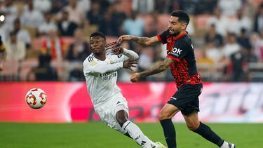 El centrocampista francés del Real Madrid Eduardo Camavinga disputa un balón ante el centrocampista del Mallorca Omar Mascarell