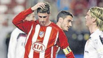 <b>SIN ACIERTO. </b>Torres se lamentaba todavía después de que Pablo convirtiera el rechace.