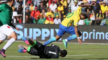 PAZ11. LA PAZ (BOLIVIA), 05/10/2017.- Neymar (d) de Brasil disputa el bal&oacute;n con el arquero boliviano Carlos Lampe (c) hoy, jueves 5 de octubre de 2017, durante un partido por la pen&uacute;ltima fecha de las eliminatorias de la Conmebol al Mundial de Rusia 2018, disputado entre Brasil y Bolivia en el estadio Hernando Siles de La Paz (Bolivia). EFE/Martin Alipaz