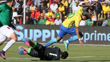 PAZ11. LA PAZ (BOLIVIA), 05/10/2017.- Neymar (d) de Brasil disputa el balón con el arquero boliviano Carlos Lampe (c) hoy, jueves 5 de octubre de 2017, durante un partido por la penúltima fecha de las eliminatorias de la Conmebol al Mundial de Rusia 2018, disputado entre Brasil y Bolivia en el estadio Hernando Siles de La Paz (Bolivia). EFE/Martin Alipaz