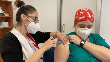 Una enfermera vacuna a una profesional sanitaria en M&aacute;laga