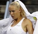 Wozniacki tumba a Zvonareva en la final