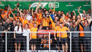 Sainz celebra su tercera posiciónen el GP de Brasil 2019.