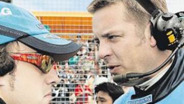 <b>AMIGOS. </b>Nelson es el hombre más próximo de su escudería al campeón durante las carreras y su relación podría considerarse como la de dos amigos.