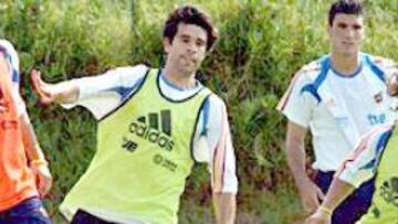 <b>DE PRÁCTICAS. </B>Puyol ha apuntado que los entrenamientos están sirviendo para que Luis les diga cómo se deben mover en el campo.