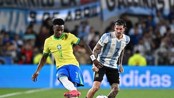 Soccer Football - World Cup - South American Qualifiers - Argentina v Brazil - Estadio Mas Monumental, Buenos Aires, Argentina - March 25, 2025 Brazil's Vinicius Junior in action with Argentina's Rodrigo De Paul REUTERS/Rodrigo Valle
