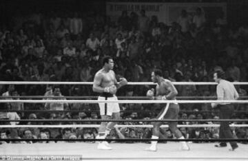 1 de octubre de 1975. 'A Thrilla in Manila'. Tercer combate entre Ali y Frazier. El dominio de Muhammad Ali y la gran resistencia de Joe Frazier pese al castigo decidido fueron los elementos que marcaron la pelea. Llegó el round 14 y el manager de Joe, Eddie Futch decidió que su peleador no podía más y le dijo de manera contundente: “Todo terminó, nadie olvidará lo que hiciste aquí hoy”.
