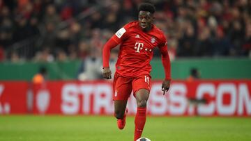 MUNICH, GERMANY - FEBRUARY 05:  Alphonso Davies of FC Bayern Muenchen runs with the ball during the DFB Cup round of sixteen match between FC Bayern Muenchen and TSG 1899 Hoffenheim at Allianz Arena on February 05, 2020 in Munich, Germany. (Photo by Alexa