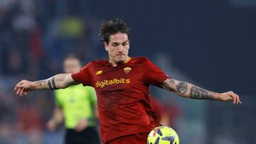 ROME, ITALY - JANUARY 04: Nicolo Zaniolo of AS Roma controls the ball during the Serie A match between AS Roma and Bologna FC at Stadio Olimpico on January 4, 2023 in Rome, Italy. (Photo by Matteo Ciambelli/DeFodi Images via Getty Images)