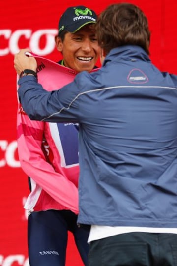 Alonso entrega la maglia rosa en el Giro