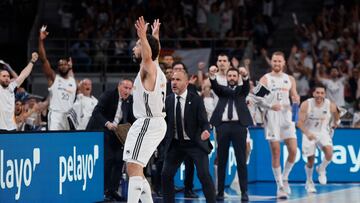 El escolta del Real Madrid Sergio Llull celebra una acción durante el segundo partido de la semifinal de la Liga Endesa de baloncesto que Real Madrid y Unicaja disputan este viernes en el Movistar Arena.