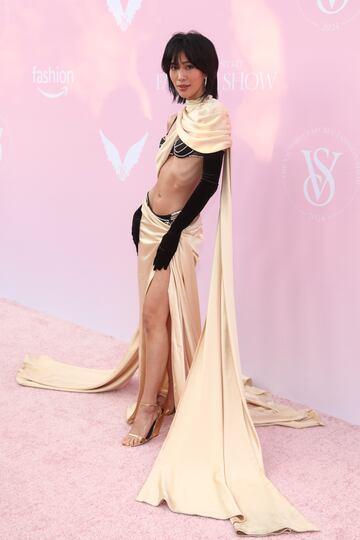 Molly Chiang posa en la alfombra roja del desfile de Victoria's Secret Fashion Show en Brooklyn.