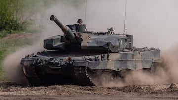 This picture taken on May 19, 2022 shows soldiers on a Polish Leopard tank as troops from Poland, USA, France and Sweden take part in the DEFENDER-Europe 22 military exercise, in Nowogard, Poland. - Poland&#039;s Defence Minister Mariusz Blaszczak on January 24, 2023 said Warsaw had asked Germany for permission to send its German-made Leopard tanks to Ukraine. (Photo by Wojtek RADWANSKI / AFP) / ALTERNATIVE CROP