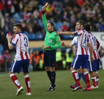 Mateu Lahoz saca la tarjeta roja al defensa brasileño del Atlético de Madrid Guilherme Siqueira.