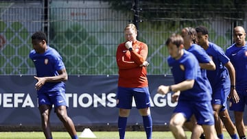 Koeman observa el entrenamiento de sus jugadores este sábado en Enschede.