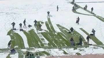¡El amor por el futbol! Aficionados de FC Zurich ayudan a lidiar el campo