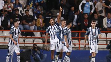 AME8162. PACHUCA (MÉXICO), 12/03/2024.- Salomón Rondón (c) de Pachuca festeja su segundo gol este jueves, en el partido de vuelta de los octavos de final de la Copa de Campeones de la Concacaf entre CF Pachuca y Philadelphia Union, disputado en el estadio Hidalgo de la ciudad de Pachuca (México). EFE/ David Martínez Pelcastre
