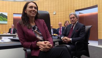 La primera ministra de Nueza Zelanda, Jacinda Ardern (c) posa durante una reunión de su Gobierno.