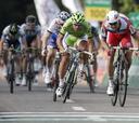 Kristoff sorprende y bate a Peter Sagan en el repecho final