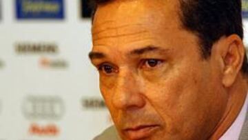 <b>TOQUE A ROBERTO. </B>"Las cosas del vestuario hay que dejarlas dentro", ha recordado Luxemburgo a su compatriota.