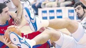 <b>POR LOS SUELOS. </b>Vidal luchó por cada balón y el Madrid bajó el ritmo defensivo en el último cuarto.