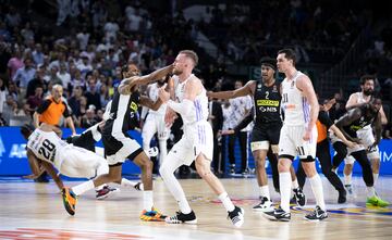 Punter golpea a Musa mientras Yabusele derriba a Exum.